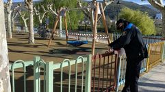 Un polic�a, clausurando el parque infantil del Malec�n