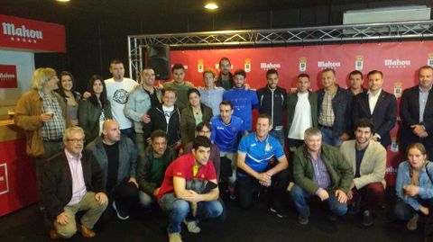 Vila, Susaeta, Nando, Diegui y Fern�ndez en el acto de Mahou junto a varios hosteleros de Oviedo