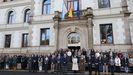 Alfonso Rueda, los conselleiros y personal de la Xunta, durante el minuto de silencio en San Caetano por el accidente de tren de Adamuz.