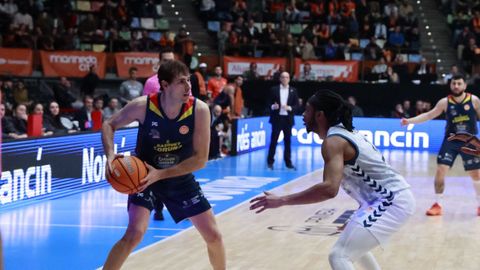 Guillem Jou, del Leyma B&aacute;squet Coru&ntilde;a, protege el bal&oacute;n ante un rival del Zamora.