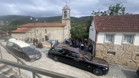 Coches fnebres con los atades del matrimonio.