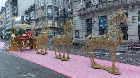 Carroza con unicornios frente al antiguo teatro Garc�a Barb�n
