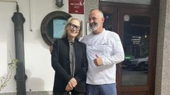 La actriz estadounidense Meryl Streepposa sonriente con el cocinero del Hotel Restaurante Cabo Vidio, Jairo Lpez.
