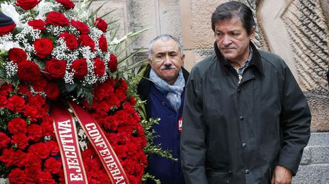 Militantes cr�ticos del PSOE increpan a Javier Fern�ndez en el homenaje a Pablo Iglesias