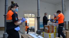 En la imagen, el antiguo Hospicio de Ferrol, donde el Concello est� almacenando todo el material donado por empresas y particulares