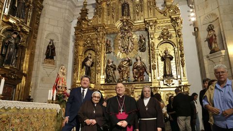 Acto de inauguraci�n del retablo de la iglesia de las Capuchinas, trasladado a Oleiros en 1982 y devuelto ahora a su lugar original