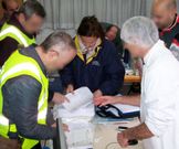 Agentes de Boiro y personal de la Xunta en el matadero de A Estrada.