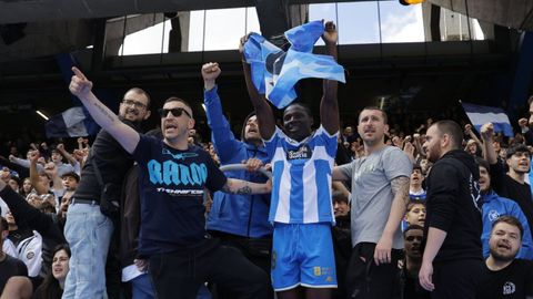 Dipanda, en la celebraci�n del ascenso con el Fabril