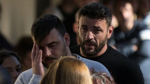 El padre de Julen, Jos� Rosell�, en el centro, y David Serrano, en segundo plano, propietario del terreno