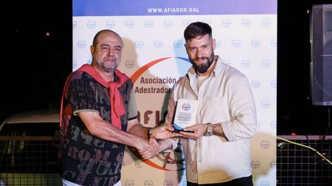 Todas las imágenes de la fiesta de fin de curso de Afiador.Chuchi Hidalgo entregó al preparador físico Adrián Mourón el recuerdo por el ascenso de la Sarriana