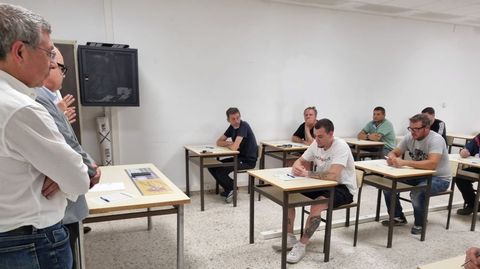 El alcalde de O Barco y el subdelegado del Gobierno estuvieron con los alumnos que se examinaban.