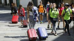 Turistas con maletas en la zona vieja de Santiago