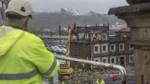 UN OPERARIO SIGUE LOS TRABAJOS DE DEMOLICI�N DE LAS DOS CONSTRUCCIONES DE LA EXPLANADA DEL APARCAMIENTO DE LA ESTACI�N DE SANTIAGO, NECESARIOS PARA LEVANTAR EL NUEVO P�RKING