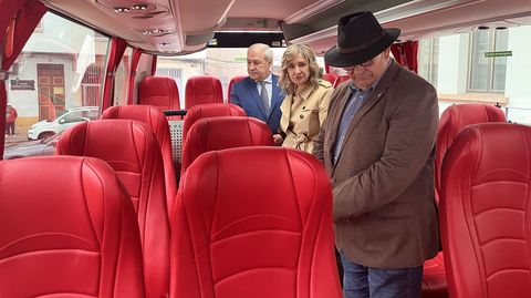 El alcalde, al fondo, con la responsable de la empresa, en la presentaci�n del bus rural