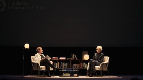 Siri Hustvedt e Isabel Carrera, sobre el escenario del Jovellanos, en Gijn 