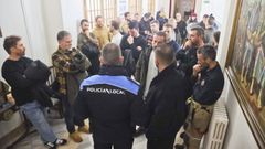 Bomberos de Ferrol antes de entrar en la reuni�n con el alcalde, Jos� Manuel Rey Varela