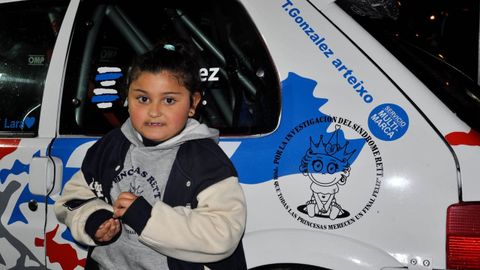 Visibilidad. Son muchas las maneras de colaborar con las princesas Rett. Una de ellas es visibilizar esta enfermedad considerada como rara. Así lo hará el piloto coruñés Rubén Álvarez en su coche de carreras esta temporada. En la imagen, la pequeña Daniela, el pasado sábado, en la presentación del vehículo en Arteixo