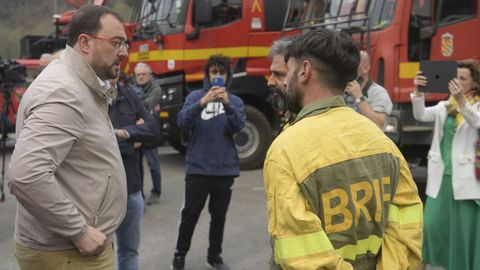El presidente del Principado de Asturias, Adri�n Barb�n (c), visita el puesto de Mando de Navelgas