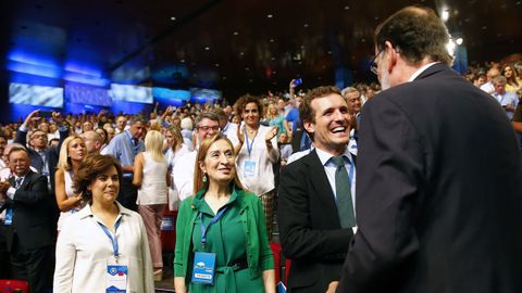 El expresidente del Gobierno Mariano Rajo, saluda a los candidatos a presidir el Partido Popular en presencia de Ana Psator, presidenta del Congreso de los Diputados 