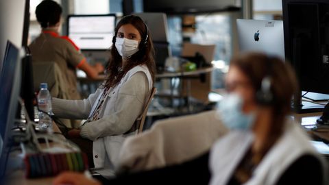 
El personal mdico, con mascarillas protectoras, trabaja en un centro de llamadas de emergencia para pacientes infectados por coronavirus (COVID-19) en Evry, cerca de Pars, mientras la propagacin de la enfermedad contina en Francia