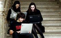 Un grupo de estudiantes utiliza el wifi instalado en un centro escolar de Santiago. 