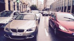 Doble fila en la plaza de Lugo 