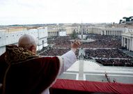El papa saluda a la multitud congregada en la plaza de San Pedro.