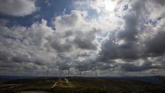 Parque e�lico de Pico de Meda, en Zas. Al fondo se construir� el nuevo.
