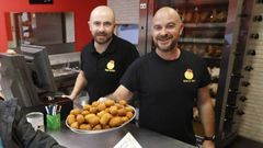 Iniciativa de��Como en casa� en la que intercambian d�cimos de loter�a no premiados por croquetas