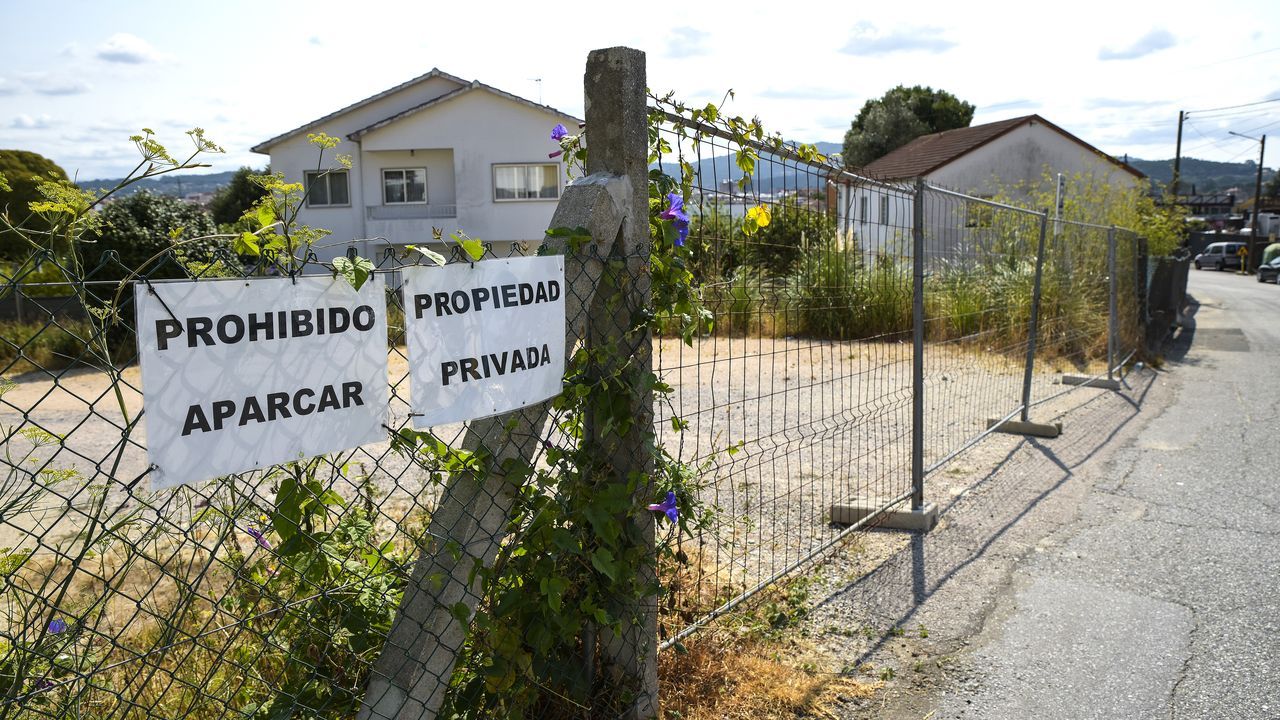 El párking disuasorio de Camiño das Bocas, cerrado pese a las señalizaciones