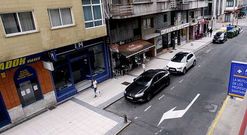 Pese a los cambios, los automovilistas siguen aparcando y circulando por Arapiles y Ram�n y Cajal. 