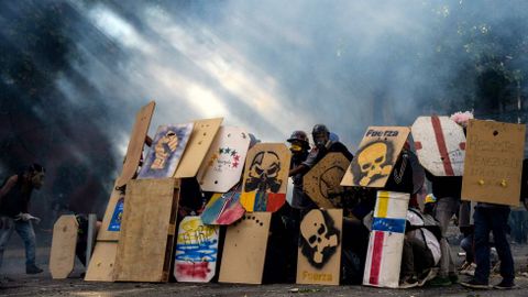 Con escudos de madera y metal, pintados con im�genes y mensajes contra el presidente Nicol�s Maduro, un grupo de j�venes ocupa la vanguardia de las manifestaciones en Caracas. 