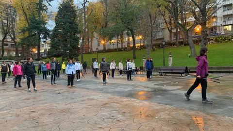 Isabel García da instrucciones a las participantes en el taller de marcha nórdica