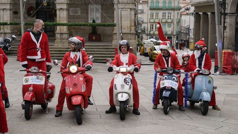 Papá Noel se subió a una Vespa este sábado en Ourense