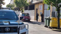 Varios agentes a las puertas de una de las viviendas registradas en la operaci�n contra el tr�fico de drogas
