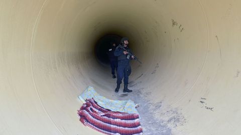 La policía inspecciona una tubería cerca de la prisión de la que escapó El Chapo