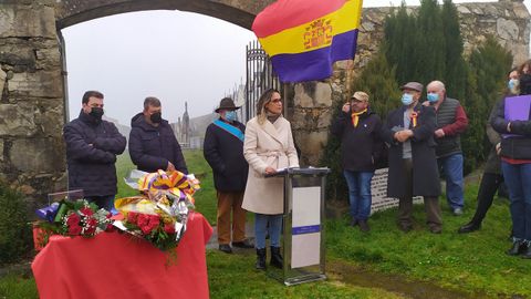 La consejera de Presidencia, Rita Camblor,  en el cementerio de la Espina en Salas en el homenaje a Jos� Maldonado, �ltimo presidente del Gobierno de la Rep�blica en el exilio