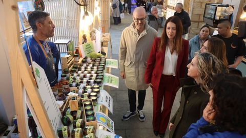 En el Mercado de Nadal pueden comprarse productos artesanos o de Denominaci�n de Orixe como la miel
