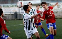 El centrocampista carball�s Toni disputando un bal�n en el encuentro ante el Somozas.