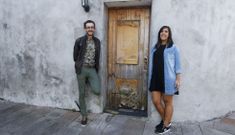 Claudia y Luis, vecinos y amigos de Espasante, en la puerta del Bar de Bares, cerrado. 