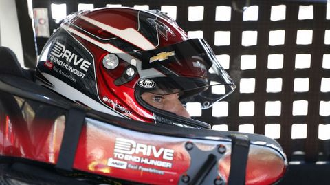 Jeff Gordon, a punto de salir a pista en el �valo de Phoenix.
