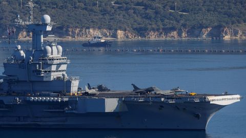 El portaviones Charles de Gaulle, a su paso por la isla griega de Creta el pasado 7 de abril.