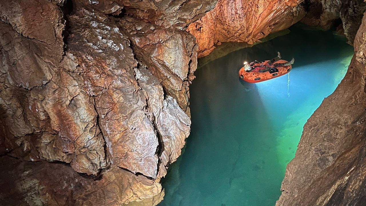 El ourensano que exploró el lago de la cueva de O Courel: «Hay que tener la suerte de estar en el momento y el lugar adecuado»