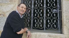 Jos� Vega, presidente de la cofrad�a de As Ermidas, ante la capilla donde est�n las figuras 