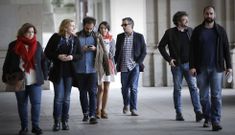 Xulio Ferreiro y su jefe de gabinete, Iago Mart�nez, en el centro, con concejales de la Marea. 