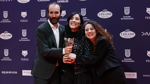 Los guionistas Eduard Sola, Alauda Ruiz de Azua y Julia de Paz, con el Feroz al mejor guion por Querer