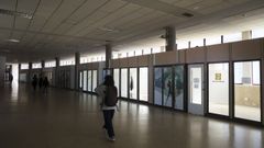 Los usuarios de la estacin de bus de Ferrol transitan por el interior de la infraestructura, con todos los negocios cerrados, en una imagen tomada el martes.