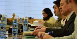 El PSOE -al fondo, su portavoz- vot� contra el presupuesto, y el PP se abstuvo. 