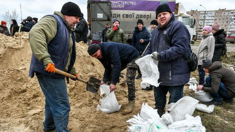 Ciudadanos de Ucrania tratan de proteger la costa