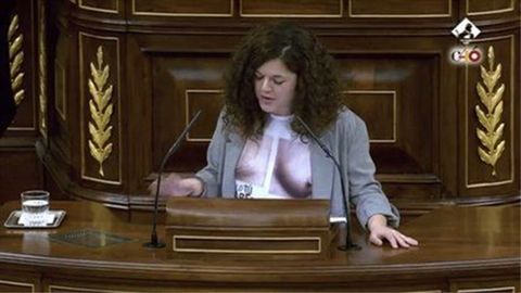 La diputada asturiana de Podemos, Sofa Castan, con la controvertida camiseta 